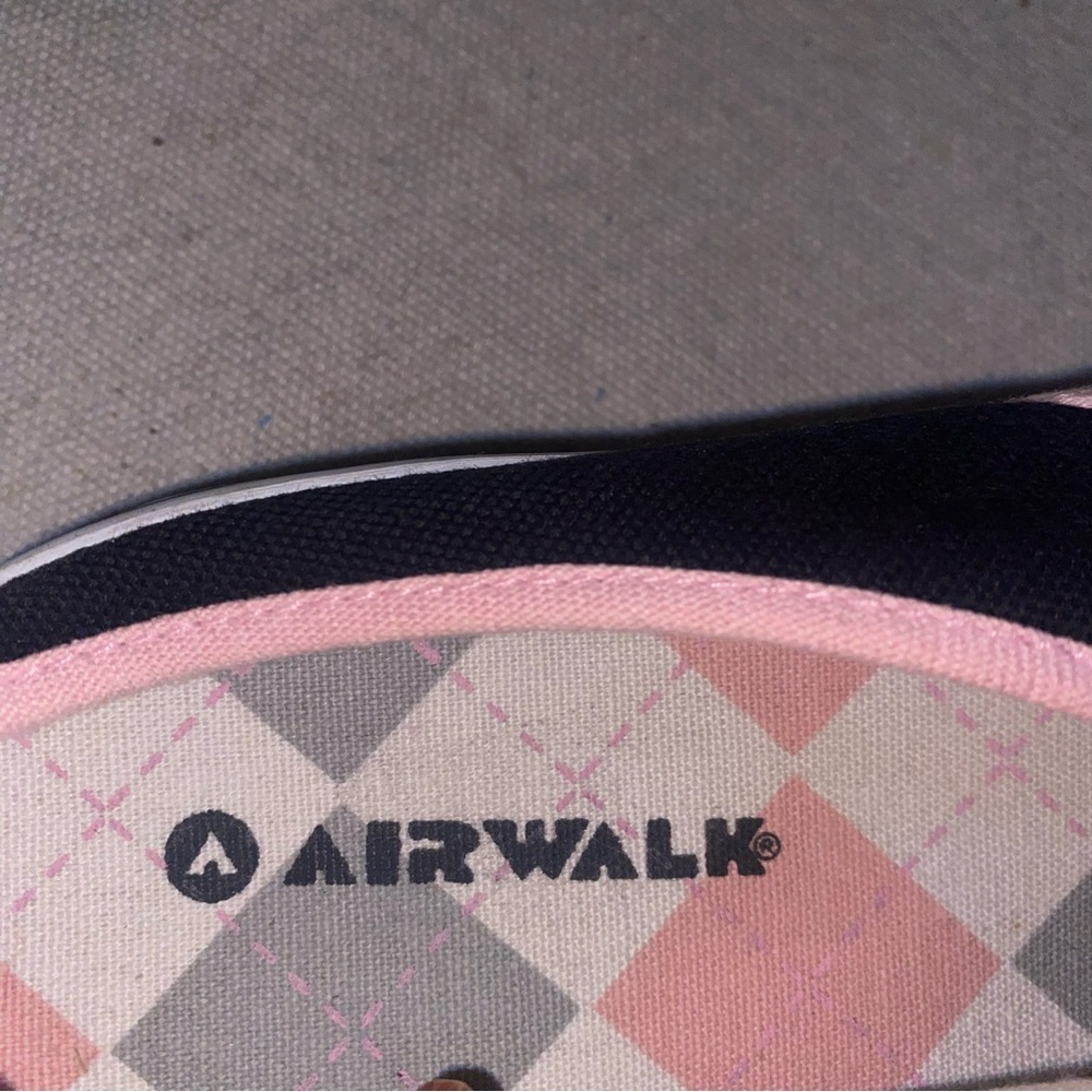 Airwalk Womens slip on show.  Used but Great condition.  SZ 8 - Picture 3 of 5